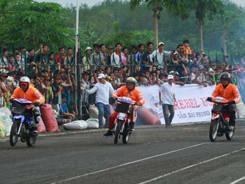 Giải đua xe thể thao diễn ra hấp dẫn tại Bình Phước